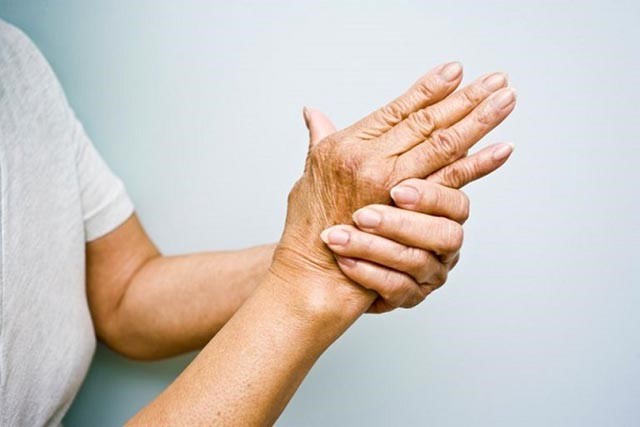 Đau nhức, sưng đỏ là triệu chứng điển hình của bệnh viêm đa khớp