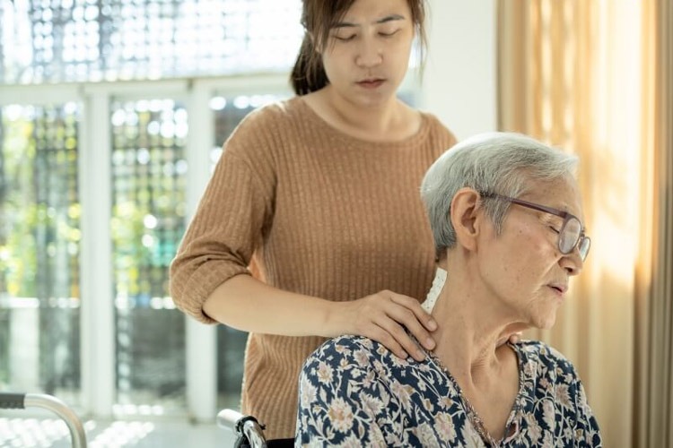 Dây chằng bị xơ hóa là tác nhân chính khiến vùng cổ kém linh hoạt, khó vận động