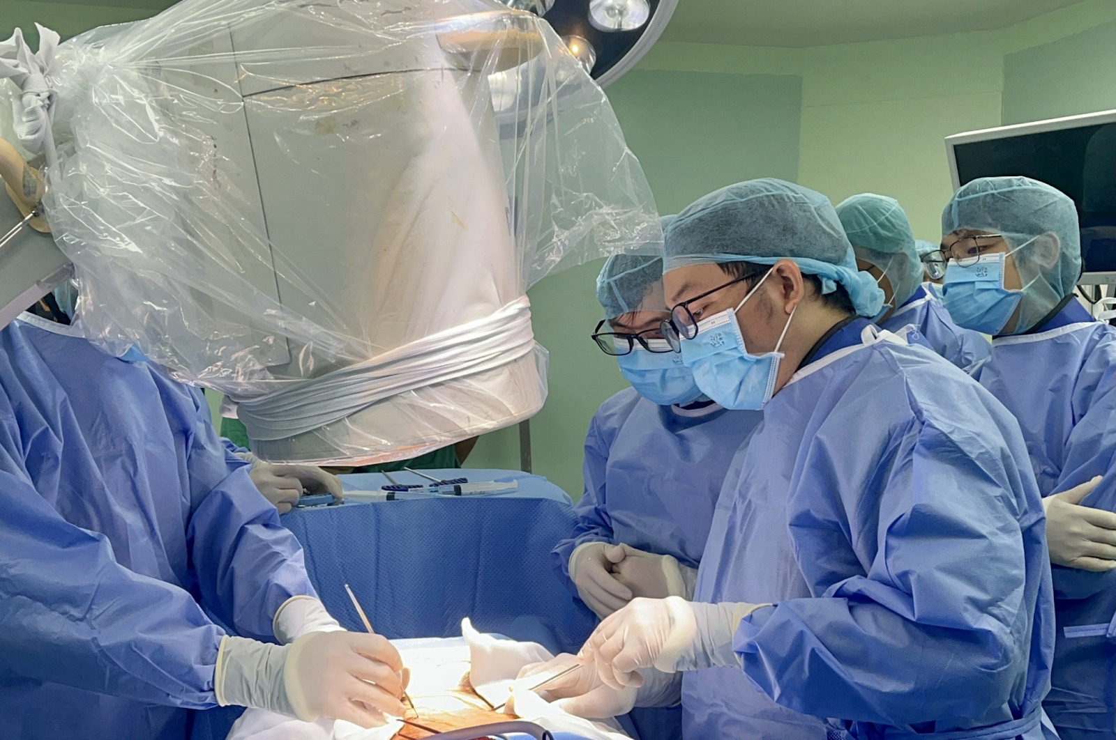 Tuy nhiên, phẫu thuật không phải là lựa chọn hàng đầu trong điều trị bệnh lý lao xương khớp.