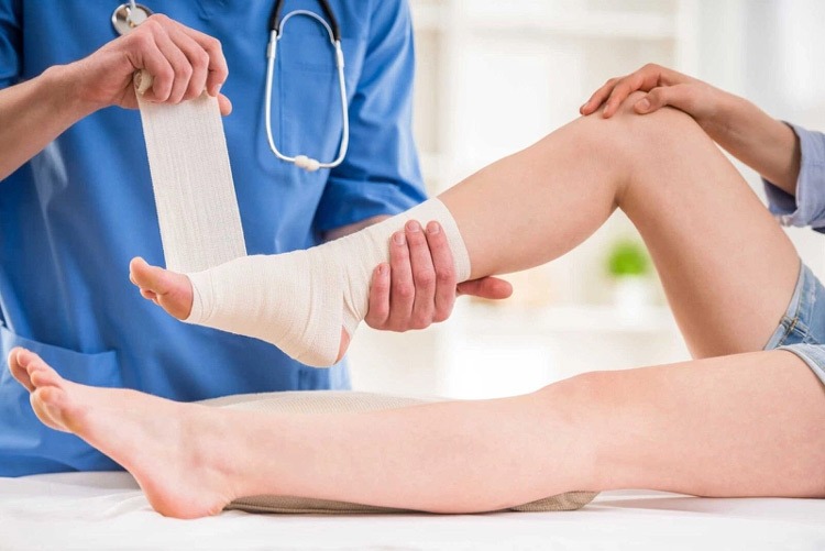  Dùng khăn/ băng gạc để quấn cổ chân giúp khớp cố định