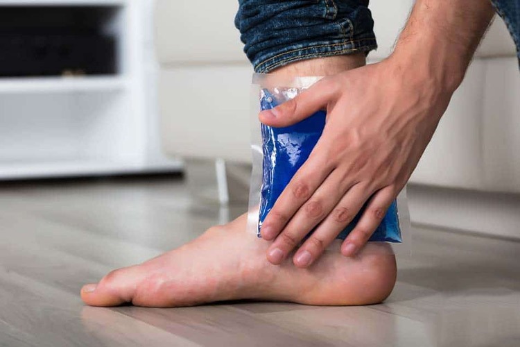  Chườm đá ngay để giảm sưng ở khu vực tổn thương