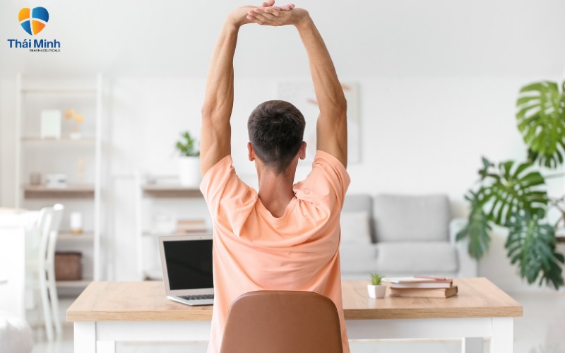  Làm việc sai tư thế dẫn tới bị vôi hóa cột sống