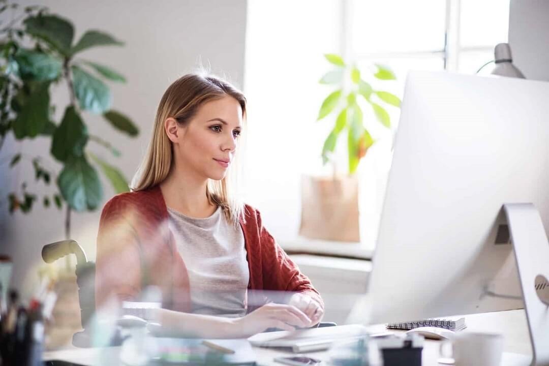  Duy trì tư thế đúng khi làm việc để phòng tránh khớp vai kêu lục cục