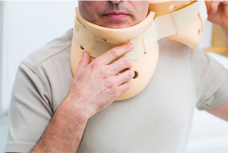  Nên sử dụng băng đỡ khi ngủ dậy bị trẹo cổ