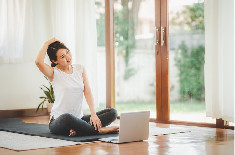  Ngủ bị trẹo cổ phải làm sao? - Tập các bài tập kéo giãn, cải thiện sự chuyển động cổ