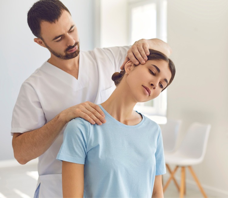 Tập vật lý trị liệu là phương pháp cải thiện tình trạng trẹo, vẹo cổ rất tốt