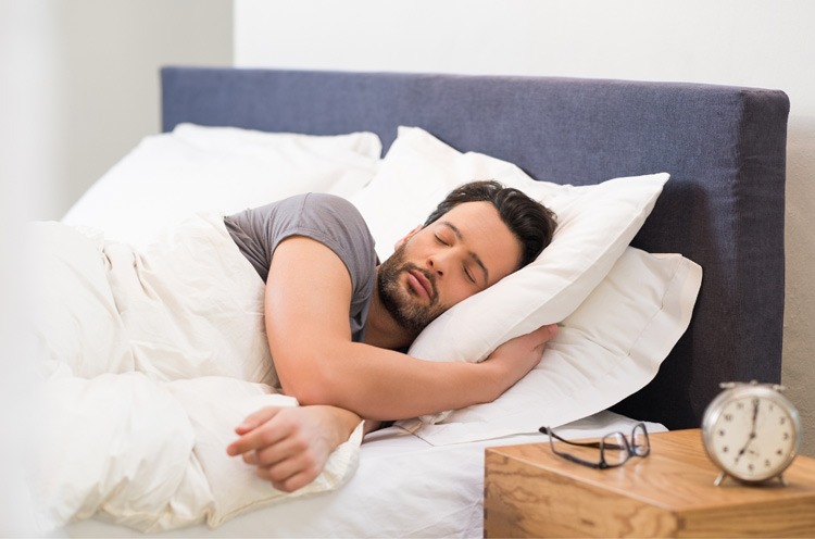  Kê gối quá cao cũng có thể khiến bạn bị trẹo cổ khi ngủ dậy