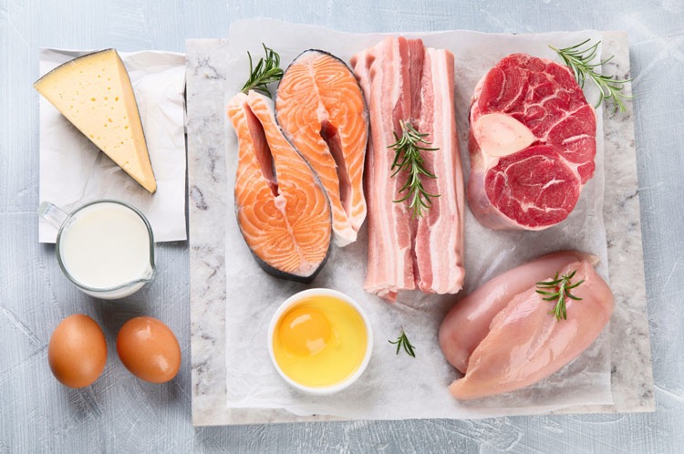 Người bệnh thoát vị đĩa đệm nên bổ sung những thực phẩm giàu Canxi như sữa, cá hồi, cá mòi,...