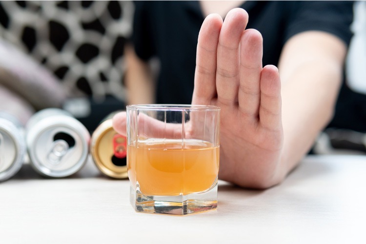  Người bị thoát vị đĩa đệm cần nói “Không” với đồ uống có cồn
