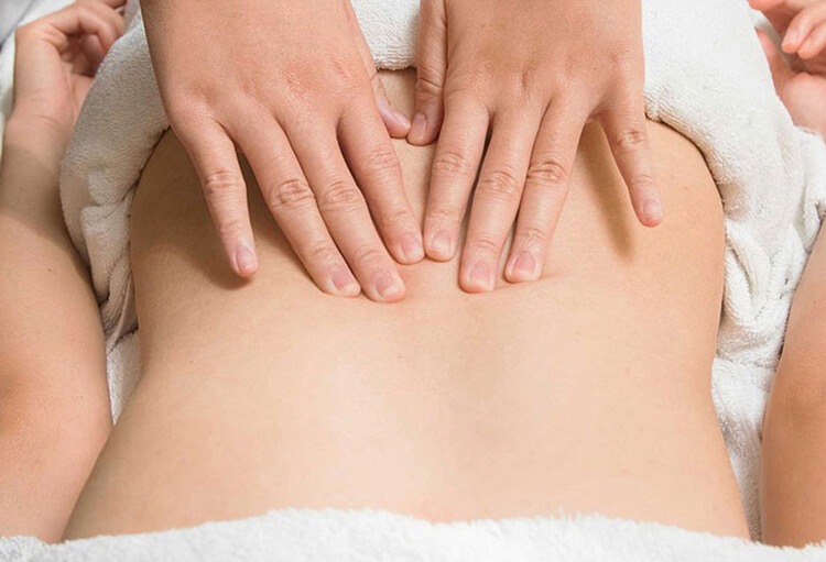 Bấm huyệt có thể hỗ trợ điều trị các cơn đau do thoát vị đĩa đệm mang lại