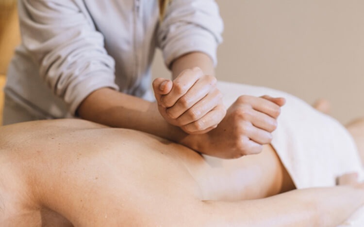 Bấm huyệt chữa thoát vị đĩa đệm được sử dụng phổ biến rộng rãi