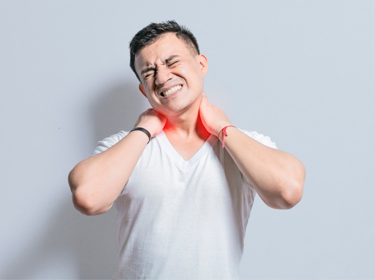  Các triệu chứng của thoát vị đĩa đệm cổ thường tăng dần theo cấp độ từ nhẹ tới nặng