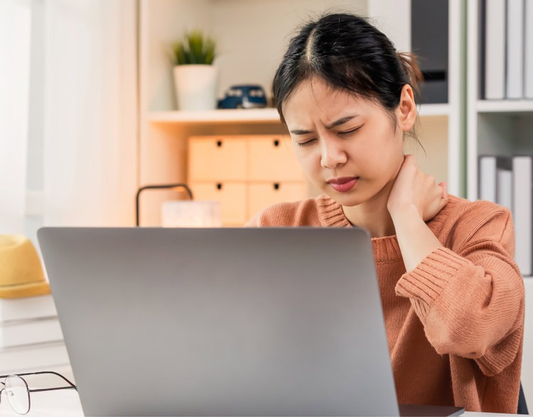  Thoát vị đĩa đệm cột sống cổ thường phát triển nhanh chóng kèm theo các cơn đau lan rộng ra khắp cơ thể