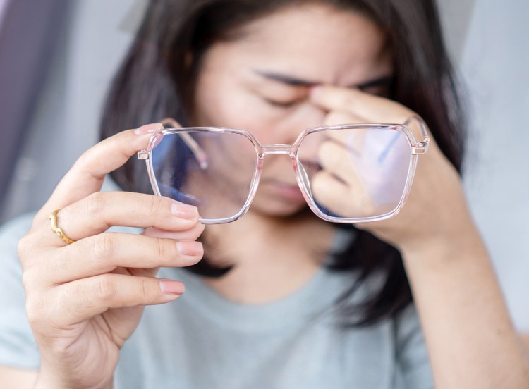  Thoát vị đĩa đệm đốt sống lưng thường gây nên hiện tượng chói mắt, mờ mắt