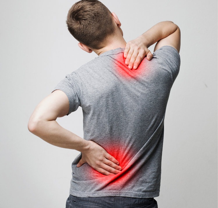  Người bệnh sẽ gặp các cơn đau cột sống do đĩa đệm bị thoát vị và chèn ép dây thần kinh