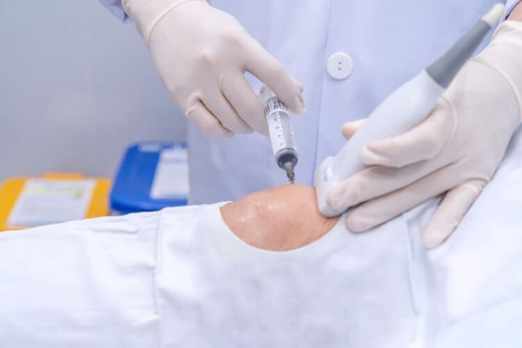  Tiêm trực tiếp vào khớp gối giúp giảm đau nhanh chóng