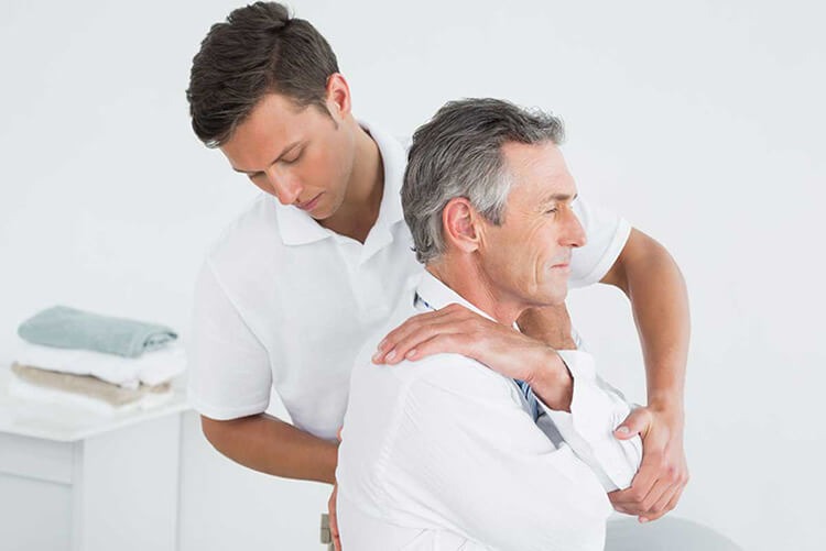  Chống chỉ định mổ gai cột sống với những người bị bệnh nền, sức khỏe không tốt