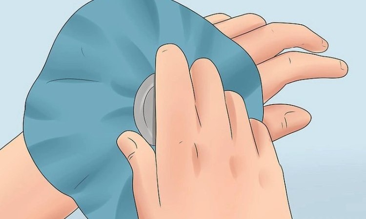  Chườm đá có thể giảm tình trạng đau viêm ở tay