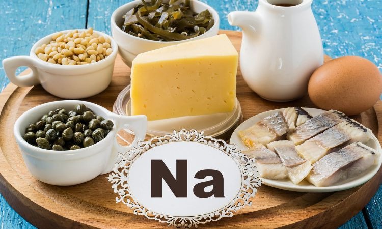 Thực phẩm chứa nhiều Natri sẽ tăng bài tiết canxi qua nước tiểu
