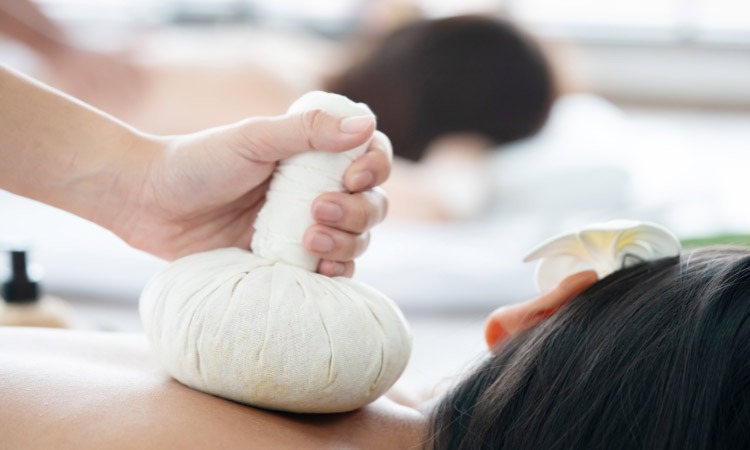  Kết hợp liệu pháp chườm lạnh và chườm nóng để là cách điều trị gai cột sống hiệu quả