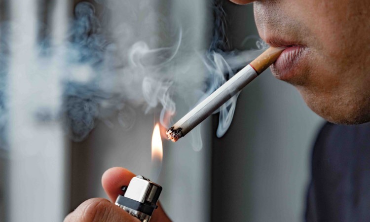  Trong quá trình điều trị gai cột sống lưng, người bệnh nên kiêng và tránh khu vực có khói thuốc lá